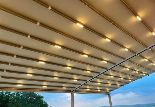Pergole Retractabile și Bioclimatice Majestic Ambisun – Producător Brașov Acoperiș pergolă retractabilă Majestic cu iluminare LED, realizat de Ambisun în Brașov