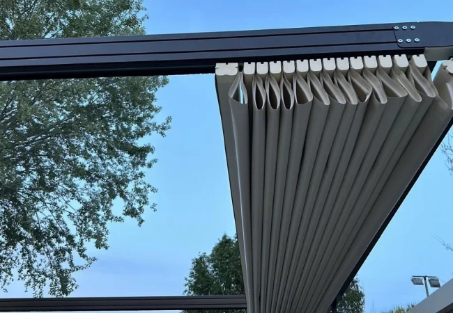 Pergole retractabile Brașov Imperium Ambisun – acoperiș textil pliabil de calitate premium Pergolă retractabilă Imperium Ambisun Brașov cu sistem textil pliat elegant
