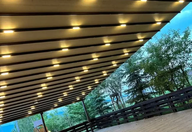 Pergolă retractabilă cu iluminare LED – Ambisun Brașov Pergolă retractabilă cu lamele și iluminare LED, montată de Ambisun în Brașov
