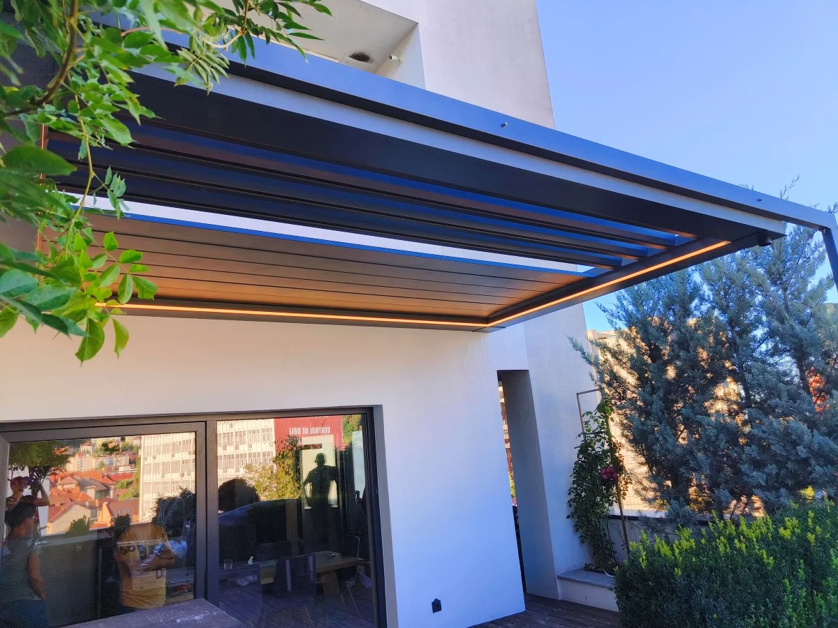 Eira pergola bioclimatica cu lamele rotative din aluminiu
