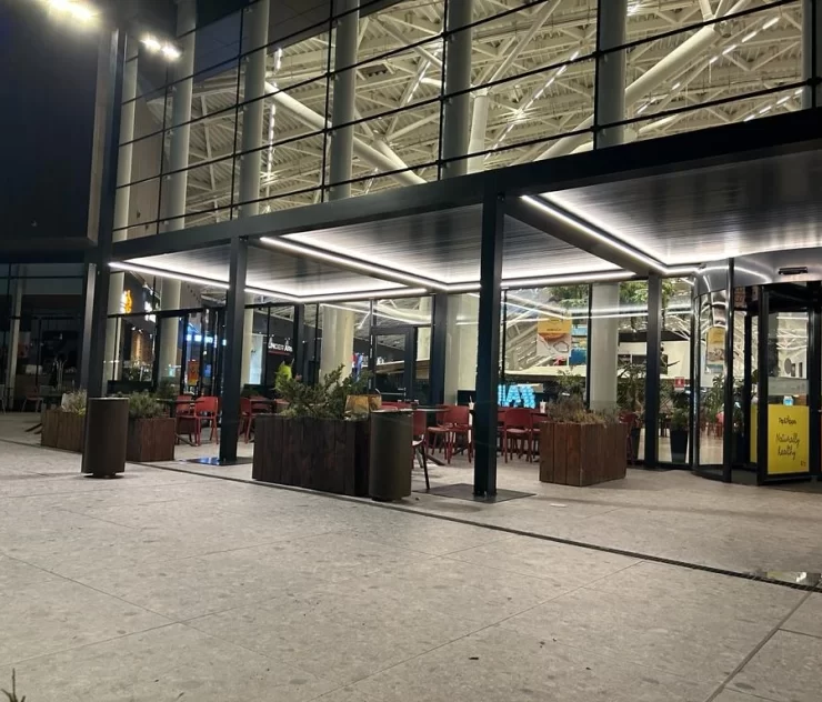 Pergole bioclimatice pentru restaurante în Brașov – acoperire terasă HoReCa cu lamele orientabile și retractabile